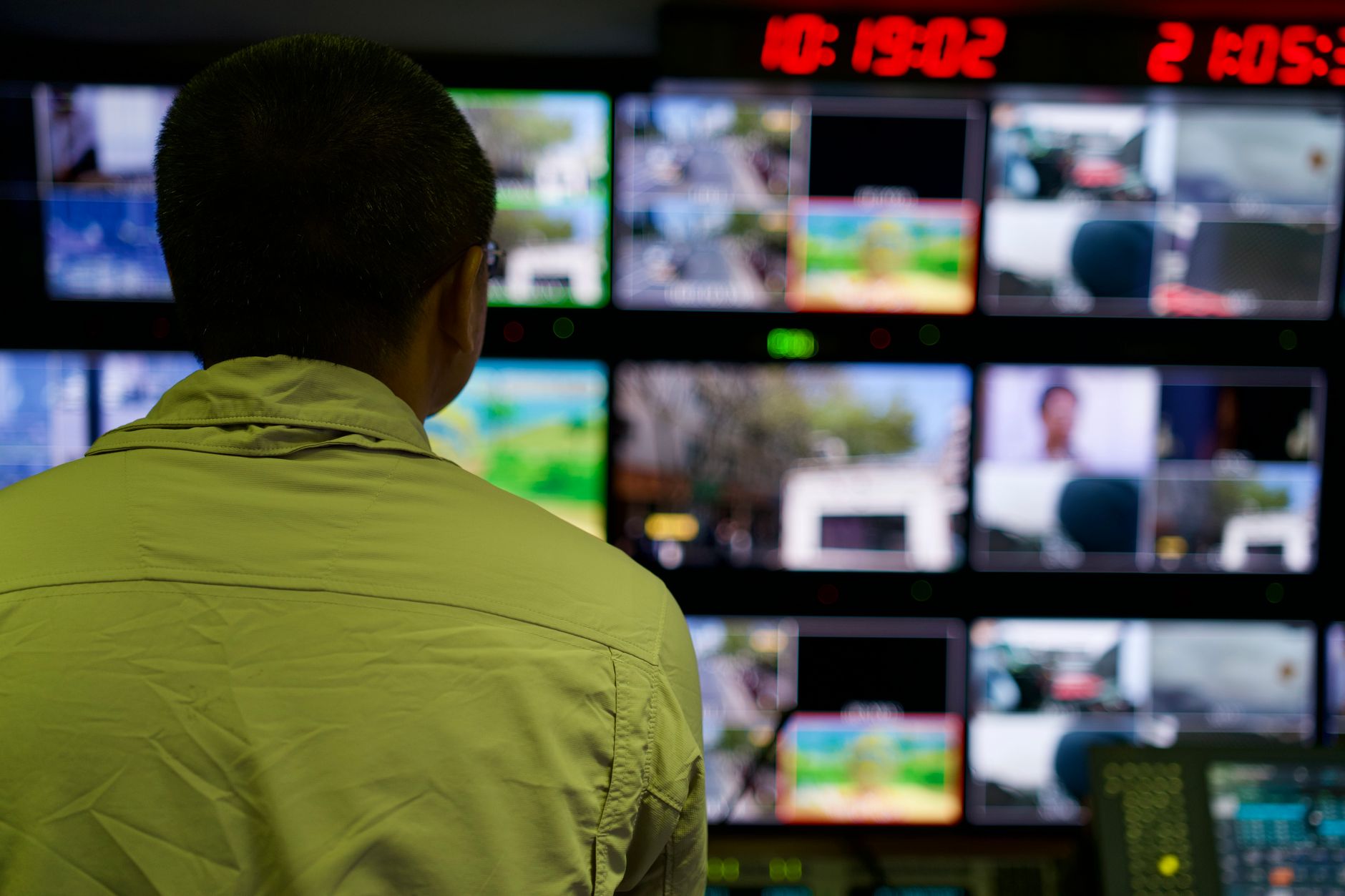 Monitor vs monitoring